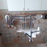 Ukážka montáže vodovodných nástenok do 10 cm hrubej steny. Rekonštrukcia starého bytu, - kuchyňa.